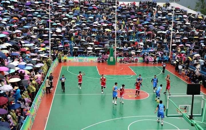 2024年5月1日，人們?cè)谫F州省黔東南苗族侗族自治州臺(tái)江縣臺(tái)盤(pán)鄉(xiāng)臺(tái)盤(pán)村觀看“村BA”球王爭(zhēng)霸賽。 新華社發(fā)（余天英 攝）