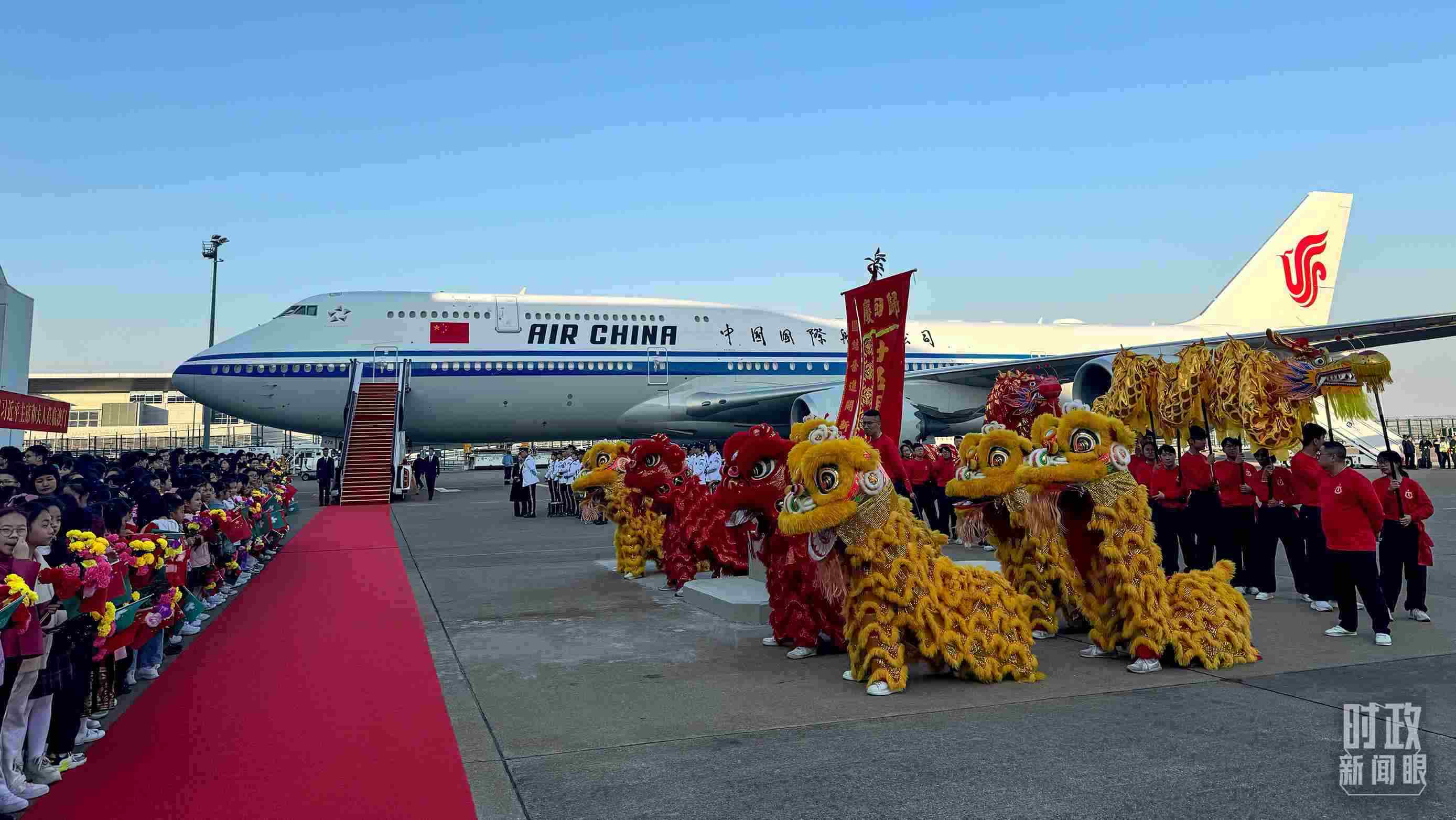 △機(jī)場(chǎng)歡迎人群靜候習(xí)主席。（總臺(tái)央視記者李增仁拍攝）