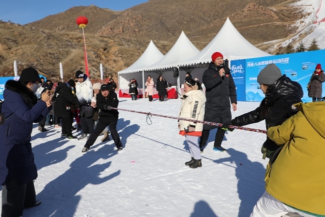 雪地拔河活動。內(nèi)蒙古自治區(qū)殘疾人聯(lián)合會供圖