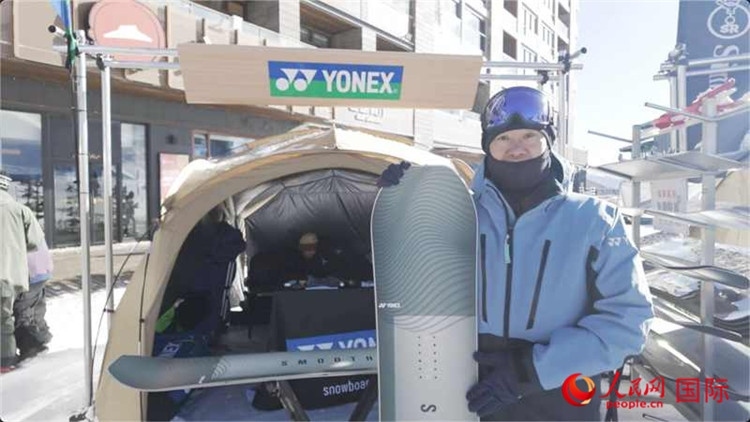 大塚幸博向記者展示滑雪板。人民網(wǎng)記者 袁蒙攝