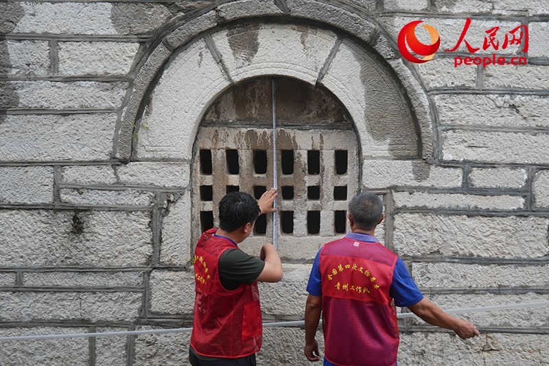 9月14日，山東青州，文物普查隊員正在實地調(diào)查。人民網(wǎng)記者 韋衍行攝