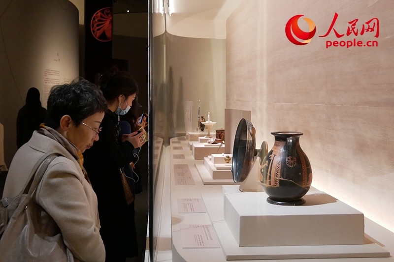 11月13日，觀眾正在國博參觀“美的多元——古希臘的藝術(shù)與生活”展。人民網(wǎng)記者 韋衍行攝