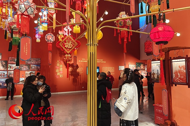 12月21日，觀眾正在參觀“過年——春節(jié)主題展”。人民網(wǎng)記者 韋衍行攝