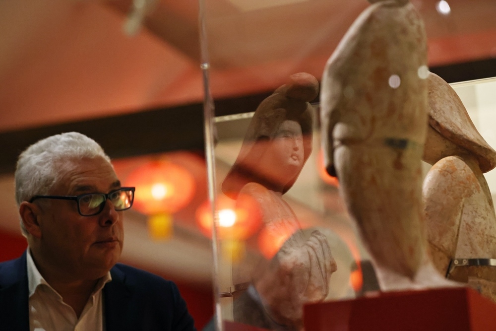 2024年11月18日，在位于法國巴黎的吉美國立亞洲藝術博物館，一名觀眾參觀“中國·唐——一個多元開放的朝代（7至10世紀）”展覽。新華社記者 高靜 攝