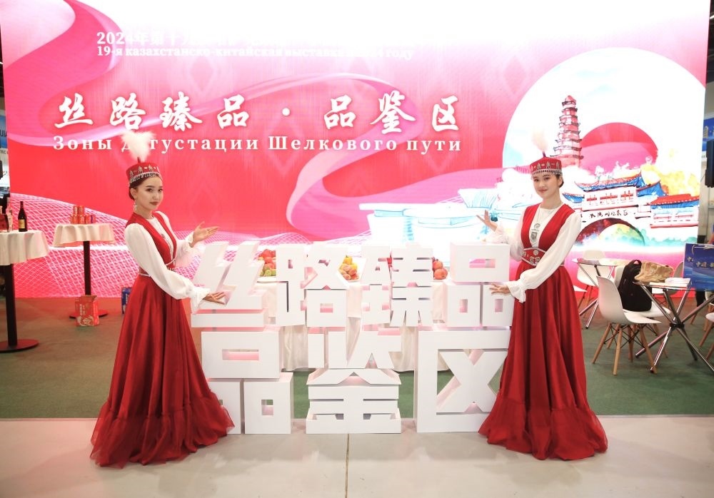 2024年8月23日，在哈薩克斯坦阿斯塔納，身著民族服飾的工作人員在第十九屆哈薩克斯坦—中國商品展覽會上歡迎觀展民眾。新華社發(fā)（奧斯帕諾夫攝）