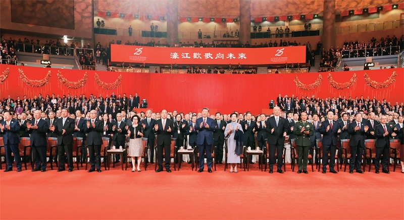 2024年12月19日晚，慶祝澳門回歸祖國25周年文藝晚會在澳門東亞運動會體育館舉行。中共中央總書記、國家主席、中央軍委主席習(xí)近平觀看演出。晚會最后，習(xí)近平同全場觀眾一起高唱《歌唱祖國》。 新華社記者 丁林/攝