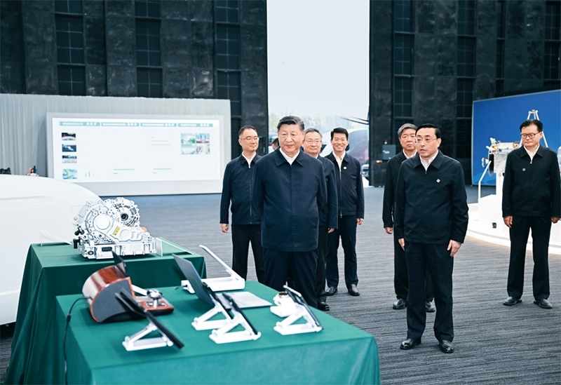 2024年10月17日至18日，中共中央總書記、國家主席、中央軍委主席習(xí)近平在安徽考察。這是17日下午，習(xí)近平在合肥濱湖科學(xué)城察看安徽省重大科技創(chuàng)新成果集中展示。 新華社記者 謝環(huán)馳/攝