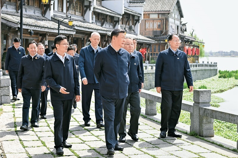 2024年3月18日至21日，中共中央總書記、國家主席、中央軍委主席習(xí)近平在湖南考察。這是19日上午，習(xí)近平在常德河街考察。 新華社記者 謝環(huán)馳/攝
