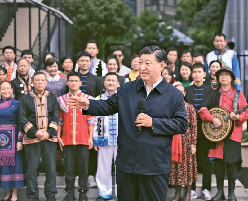 2023年12月14日至15日，中共中央總書記、國家主席、中央軍委主席習(xí)近平在廣西考察。這是14日上午，習(xí)近平在南寧市良慶區(qū)蟠龍社區(qū)考察時，同社區(qū)各族群眾親切交流。 新華社記者 燕雁/攝