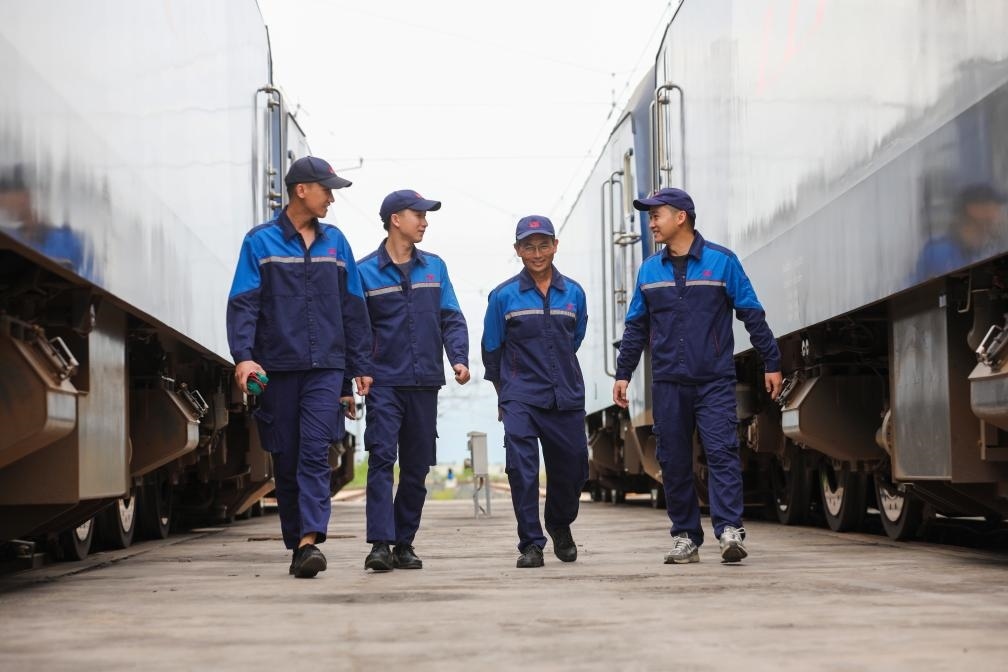 2024年9月9日，來自中國、老撾的師徒4人在中老鐵路萬象運營管理中心的機車檢修庫內(nèi)。新華社發(fā)（楊永全攝）