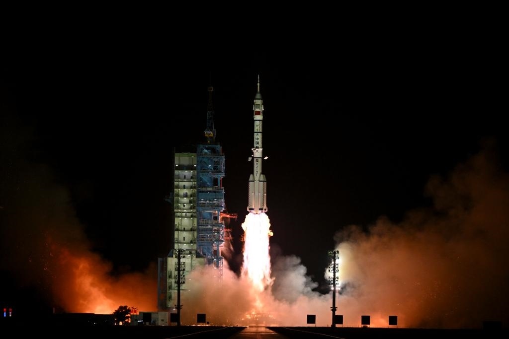 2024年10月30日，搭載神舟十九號載人飛船的長征二號F遙十九運載火箭在酒泉衛(wèi)星發(fā)射中心點火發(fā)射。新華社記者李鑫攝