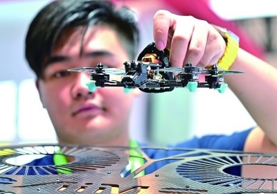 在首屆晉江科技成果轉化對接洽談會智能裝備展位，工作人員在展示無人機研究成果。新華社發(fā)