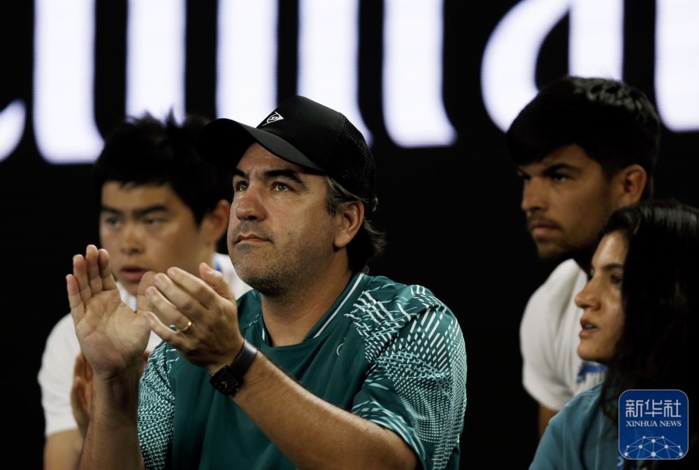 ↑鄭欽文的教練丹特·博蒂尼（中）在場邊觀賽。新華社記者 馬平 攝