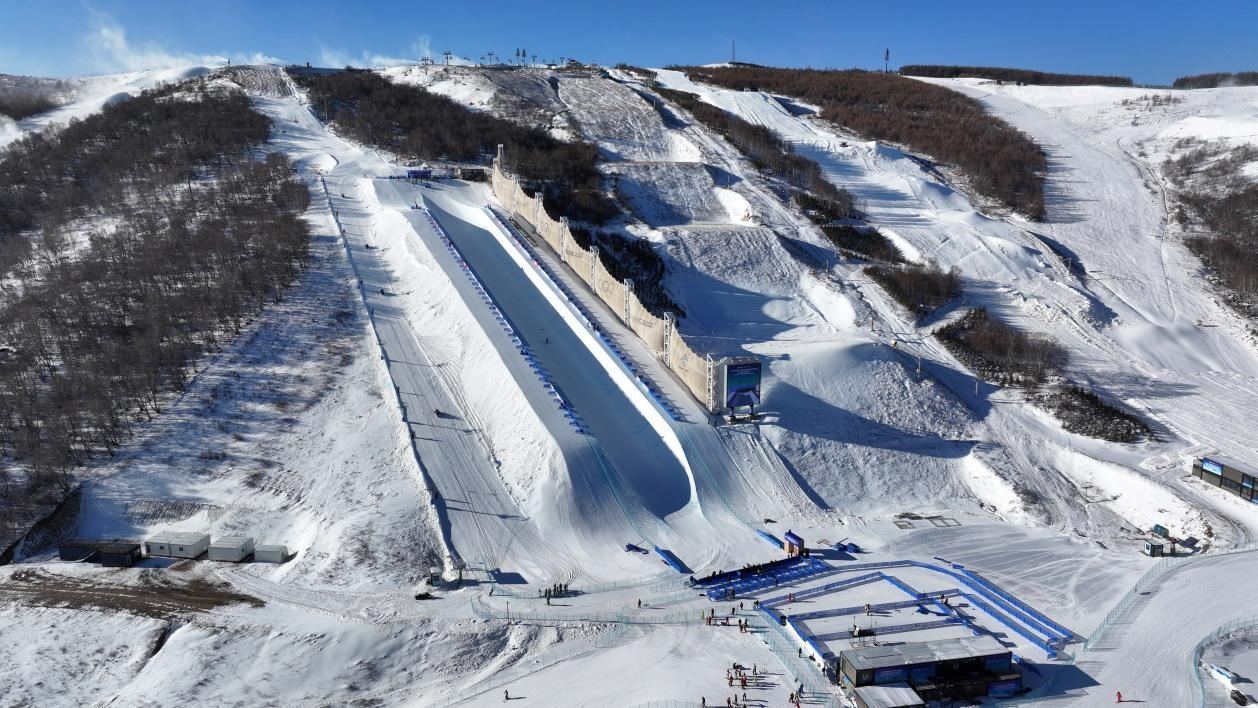 2024-2025賽季國(guó)際雪聯(lián)自由式滑雪和單板滑雪U型場(chǎng)地技巧世界杯比賽場(chǎng)地。人民網(wǎng)記者 李兆民攝