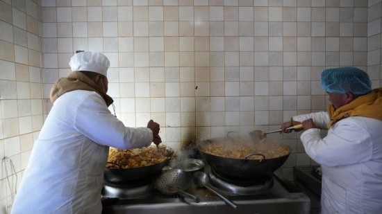 1月14日，服務隊的兩名廚師正在為村民們做午飯。新華社記者 邱星翔 攝