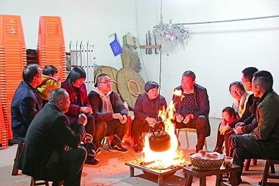 為討論蜜梨產(chǎn)業(yè)發(fā)展事宜，鸕鳥鎮(zhèn)開展“圍爐夜話”。資料圖片