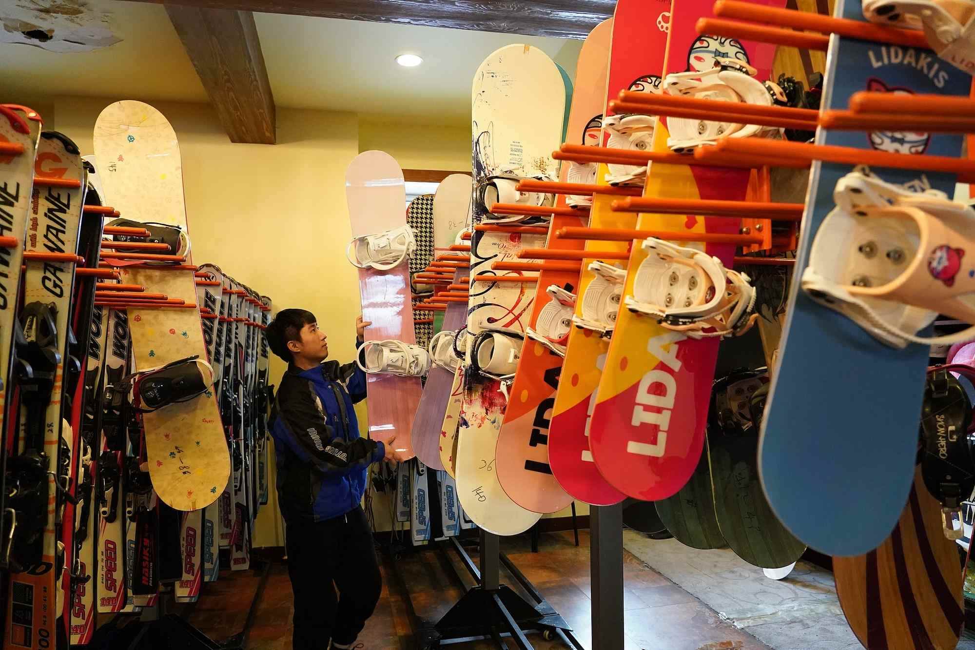 海拉爾滑雪場(chǎng)，工作人員在整理雪具