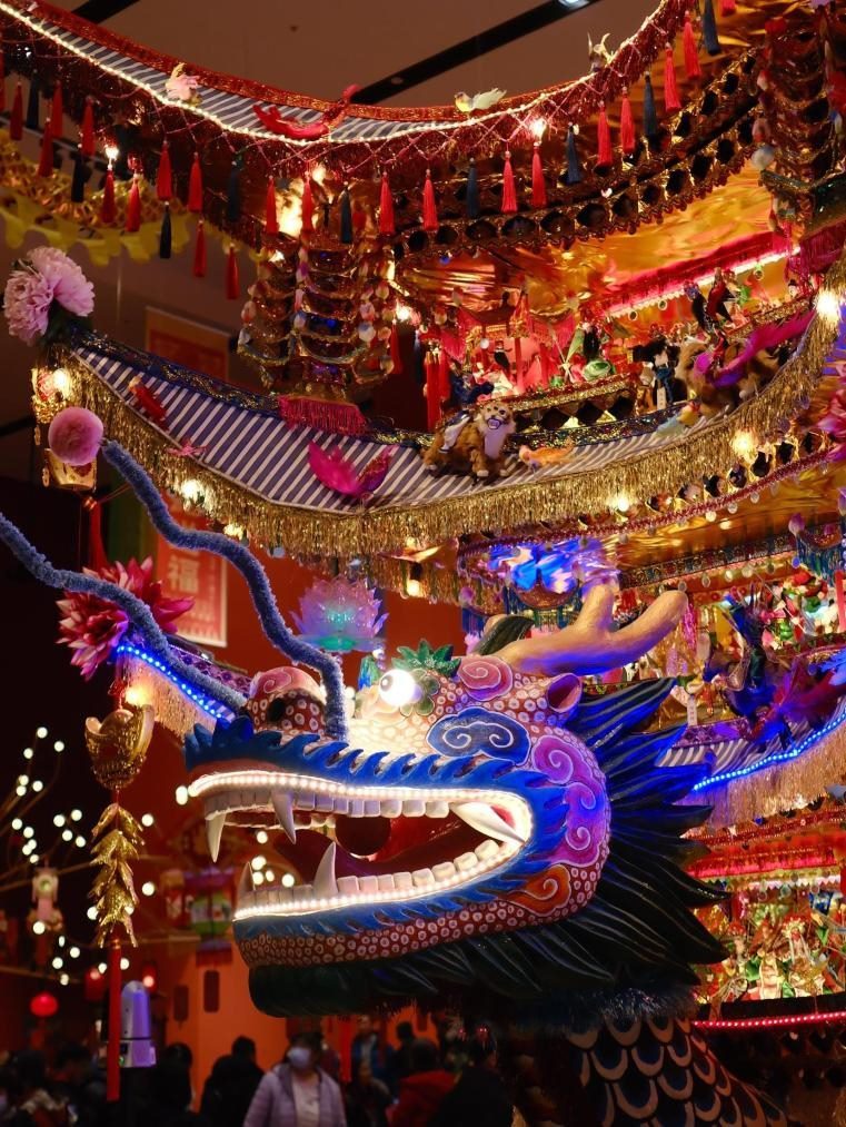 圖為“過(guò)年——春節(jié)主題展”中展出的浙江樂(lè)清首飾龍燈彩。