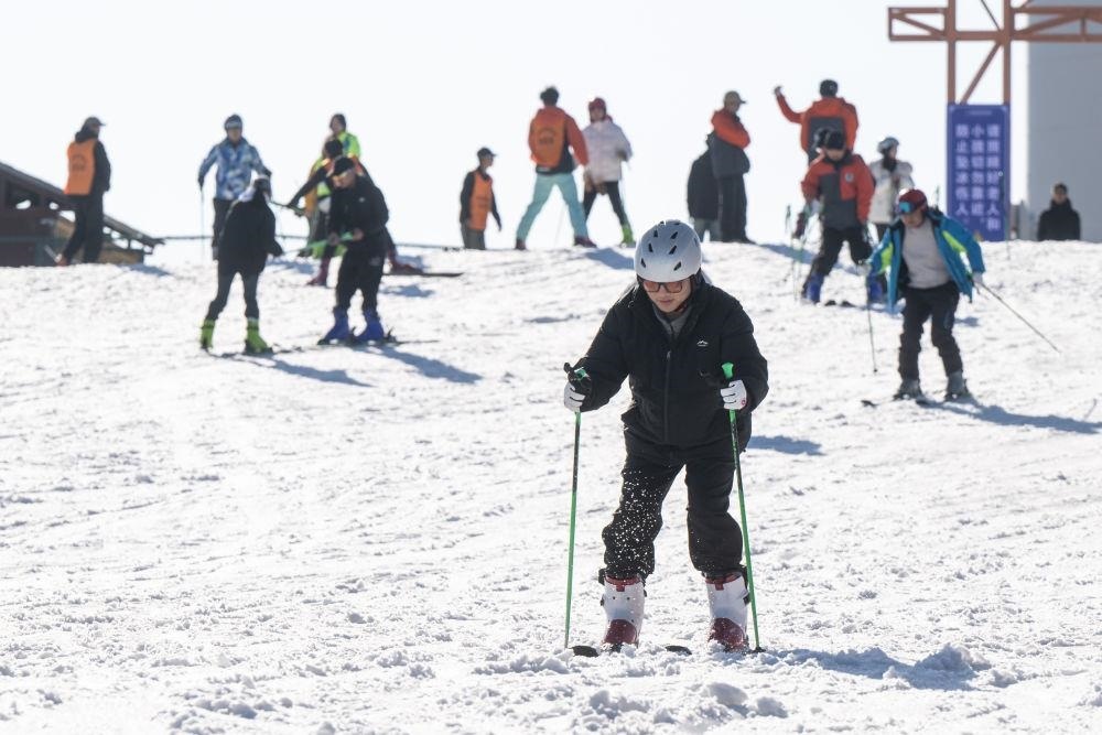 2025年1月5日，游客在湖北宜昌市夷陵區(qū)一滑雪場體驗滑雪