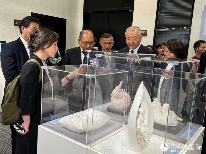 嘉賓在參觀展覽。 人民網(wǎng)記者 章念生攝