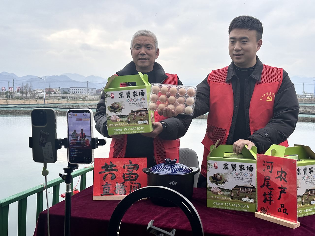在蒼南金鄉(xiāng)鎮(zhèn)，永興、半浹連、河尾垟?shù)犬?dāng)年受災(zāi)的臨近村落，正連片建設(shè)美麗江南水鄉(xiāng)新景。圖為河尾垟村設(shè)在河邊的“共富直播間”。金鄉(xiāng)鎮(zhèn) 供圖