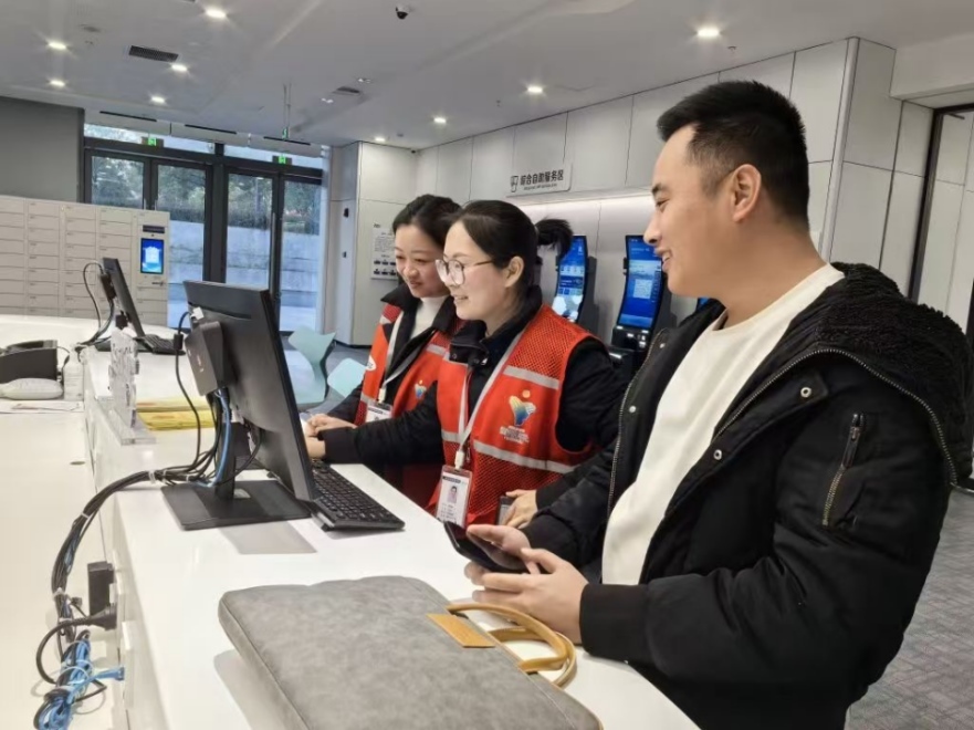 工作人員幫助企業(yè)辦理遷移申請(qǐng)網(wǎng)上填報(bào)。圖片來源：浙江衢州市市場(chǎng)監(jiān)督管理局