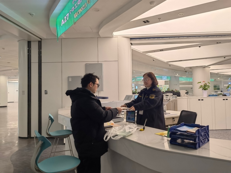 企業(yè)在出證窗口“一站式”領(lǐng)取變更后的營(yíng)業(yè)執(zhí)照。圖片來源：浙江衢州市市場(chǎng)監(jiān)督管理局