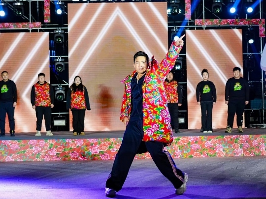 健身教練劉畊宏耐心帶領現(xiàn)場以及線上的朋友們進行熱身。人民網(wǎng)記者 許維娜攝
