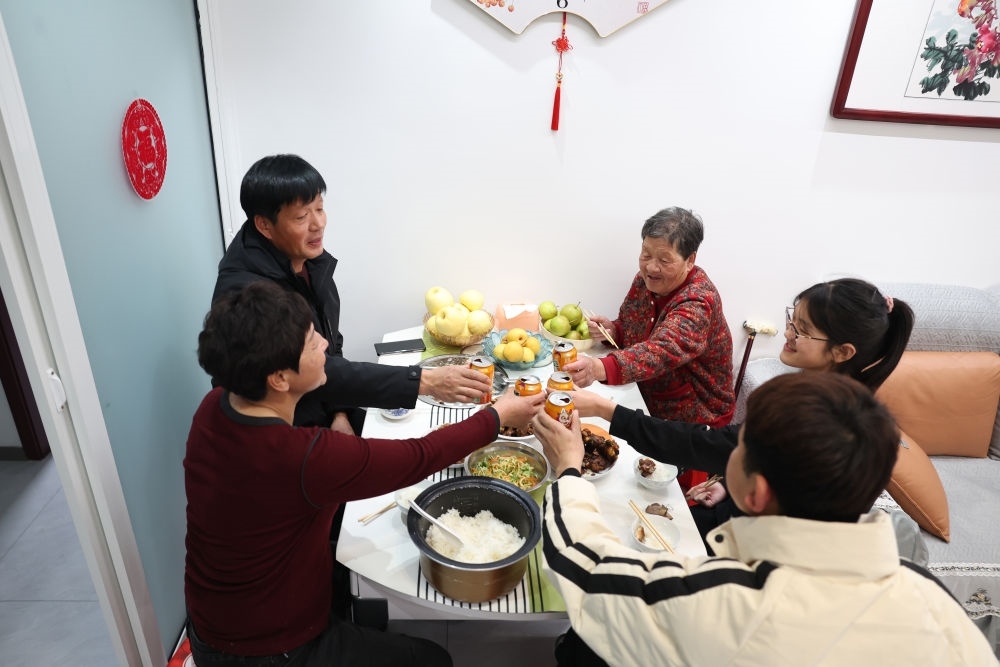 2025年1月22日，遼寧省葫蘆島市綏中縣祝家溝村村民朱西存一家在新房里。新華社記者姚劍鋒 攝