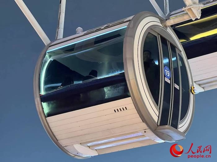 安裝了四要素微型氣象站的摩天輪轎廂。人民網(wǎng) 高清揚(yáng)攝