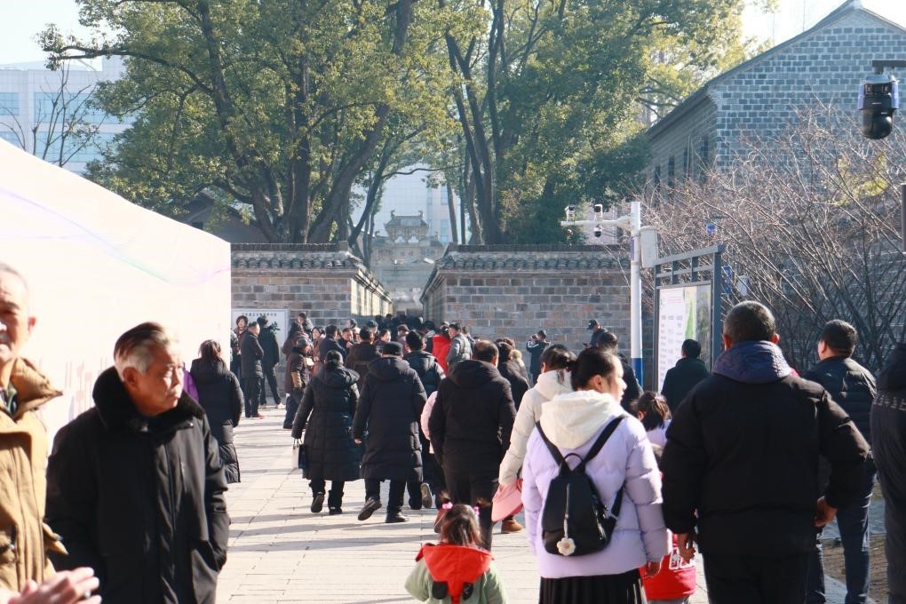 1月29日，游客在安徽省桐城市的六尺巷游覽。新華社記者 許諾 攝