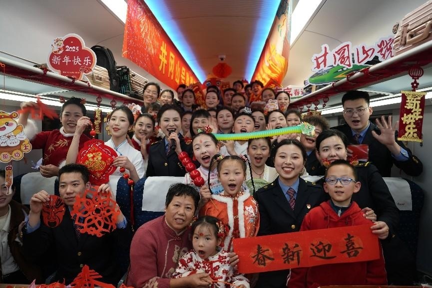 全體演職人員與旅客大合影。人民網(wǎng) 歐陽易佳攝