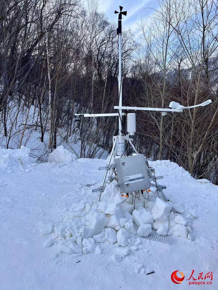 設置在賽道附近的便攜式自動氣象站。人民網(wǎng) 高清揚攝