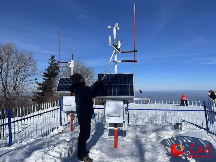 工作人員正在對氣象設備進行日常維護。人民網(wǎng) 高清揚攝