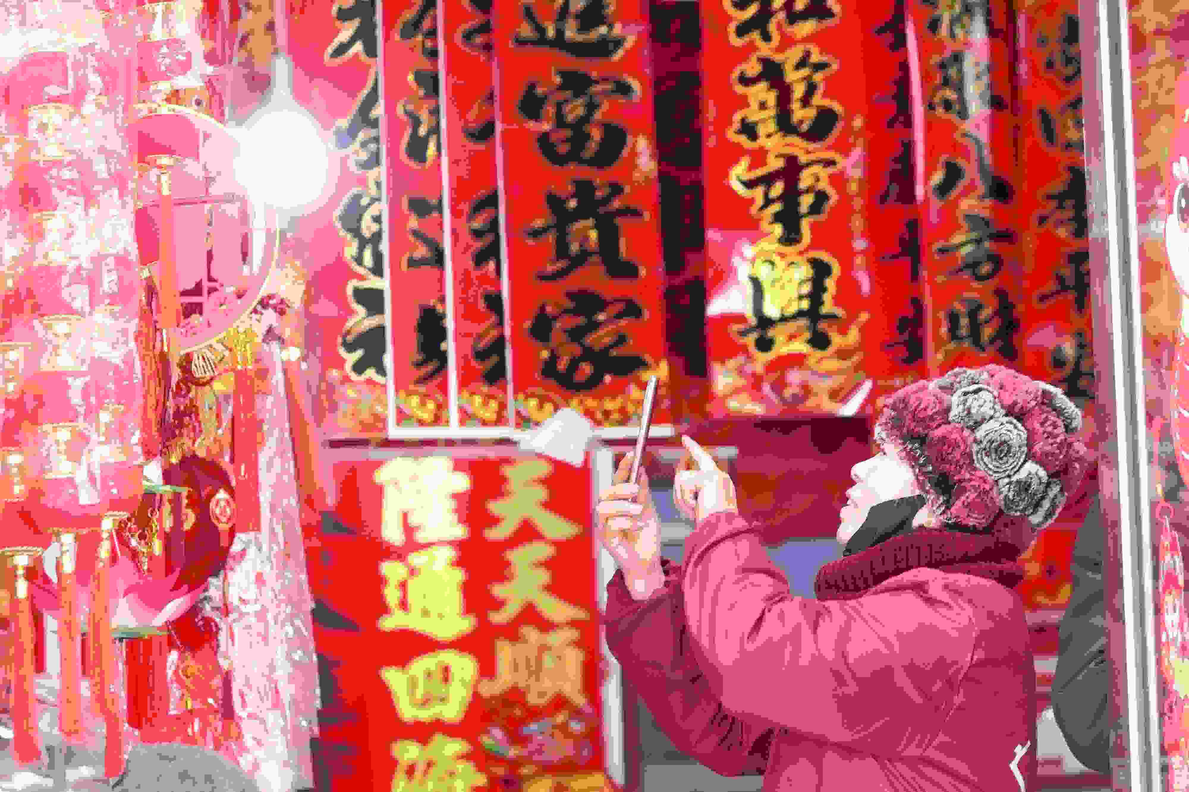 2025年1月5日，在山東省高密市夏莊鎮(zhèn)東李家村，商戶通過手機在網(wǎng)上推銷新春飾品。