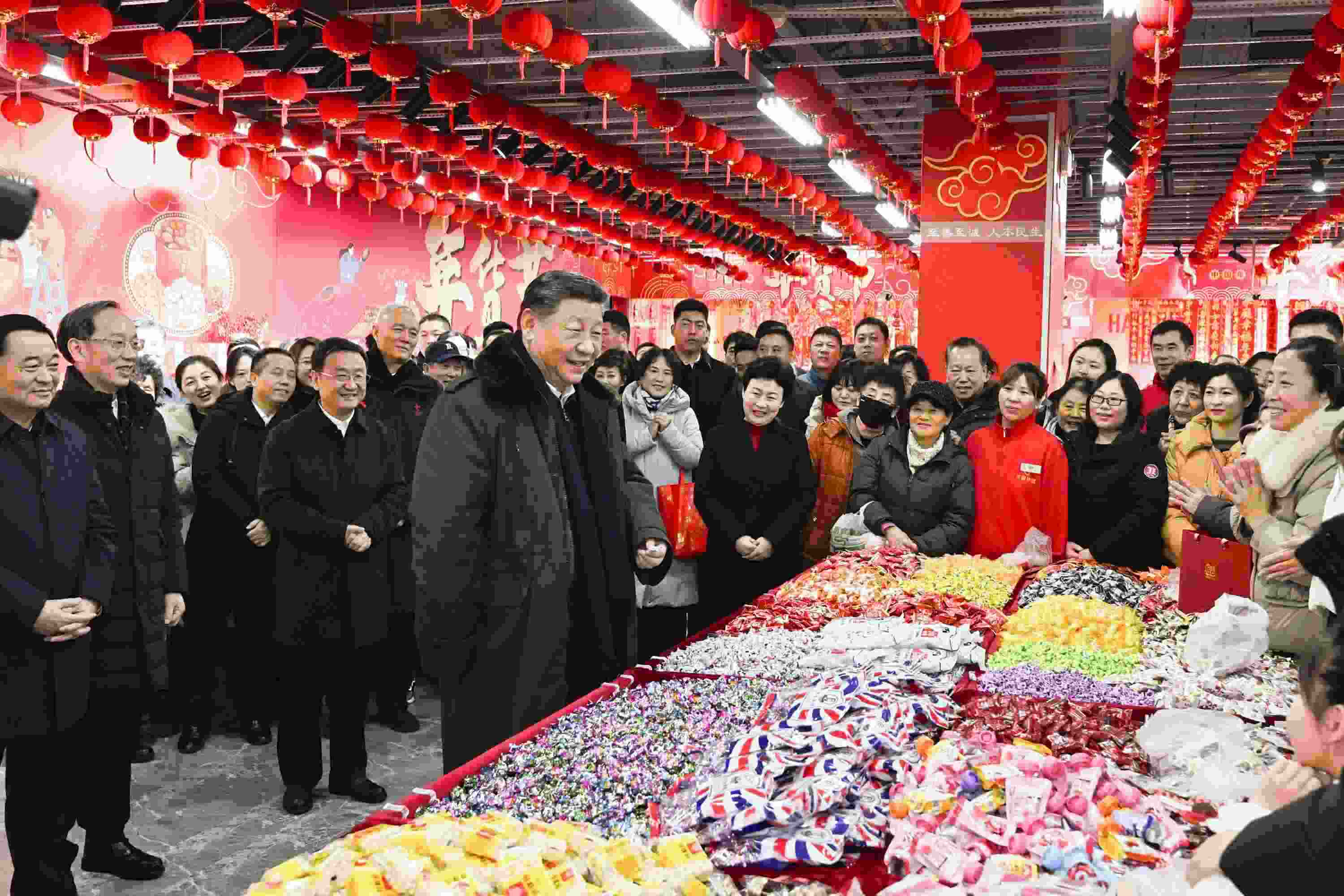 2025年1月23日，習(xí)近平總書記在遼寧沈陽大東副食品商場考察時，同店主和顧客親切交流，向大家致以新春祝福。