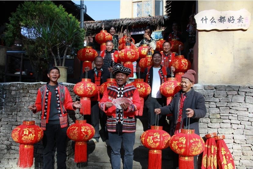 云南騰沖司莫拉佤族村村民歡歡喜喜過新年。