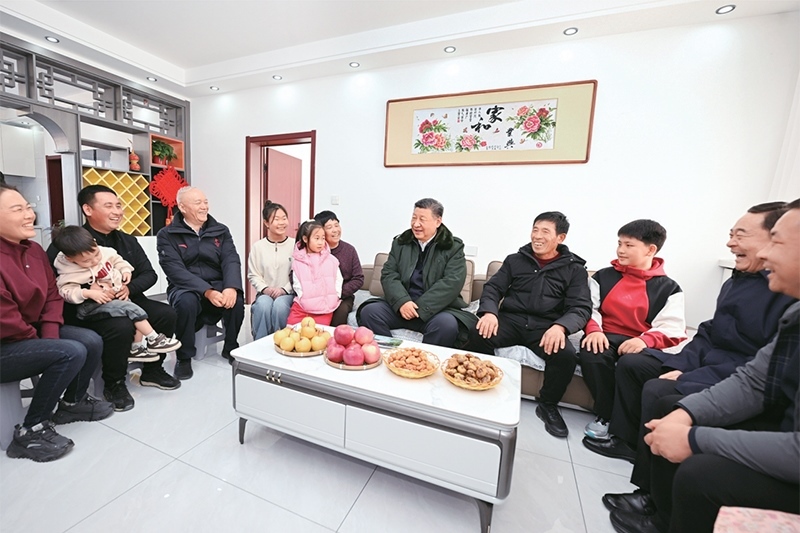 2025年1月22日至24日，中共中央總書記、國家主席、中央軍委主席習(xí)近平冒著嚴(yán)寒來到遼寧，看望慰問基層干部群眾。這是22日下午，習(xí)近平在葫蘆島市綏中縣明水滿族鄉(xiāng)祝家溝村考察時(shí)，同村民王寶維一家圍坐一起拉家常。 新華社記者 謝環(huán)馳/攝