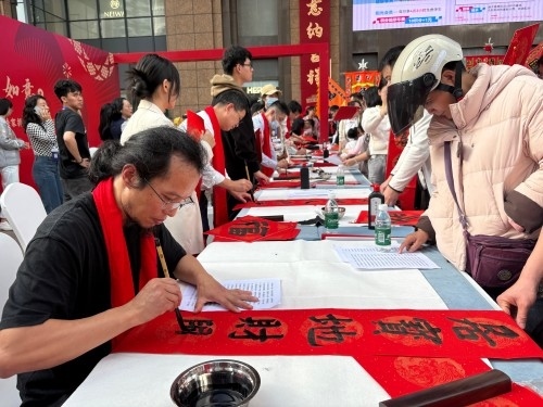 活動(dòng)現(xiàn)場(chǎng)贈(zèng)送春聯(lián)和福字。人民網(wǎng) 陳葉欣攝