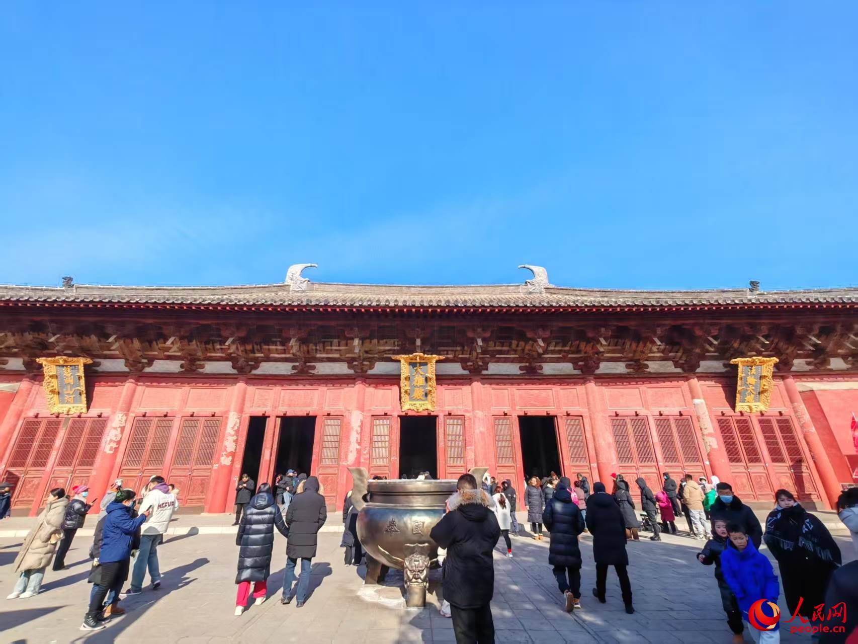 奉國寺的大雄殿外。人民網(wǎng)記者 王子鋒攝