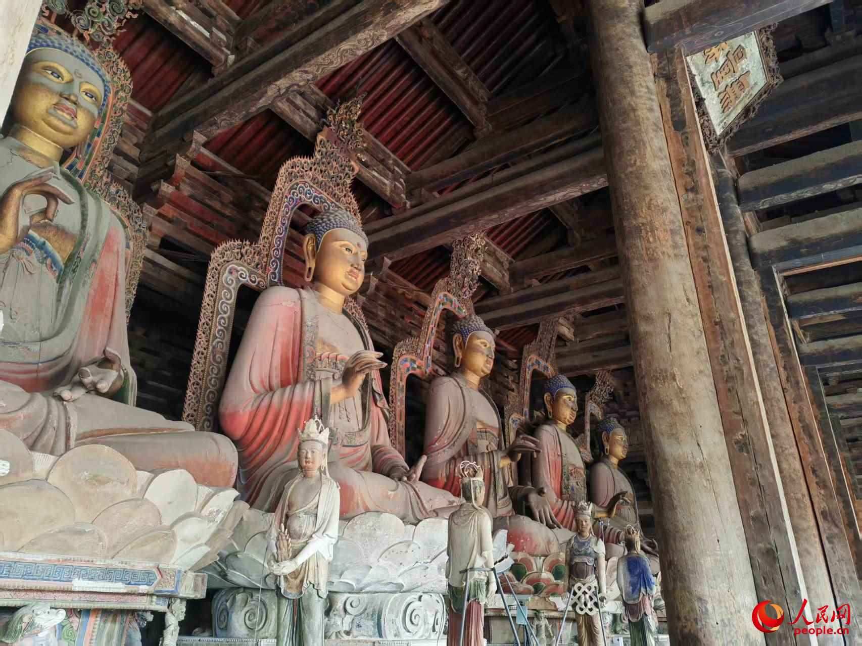 大雄殿內(nèi)的佛像。人民網(wǎng)記者 王子鋒攝