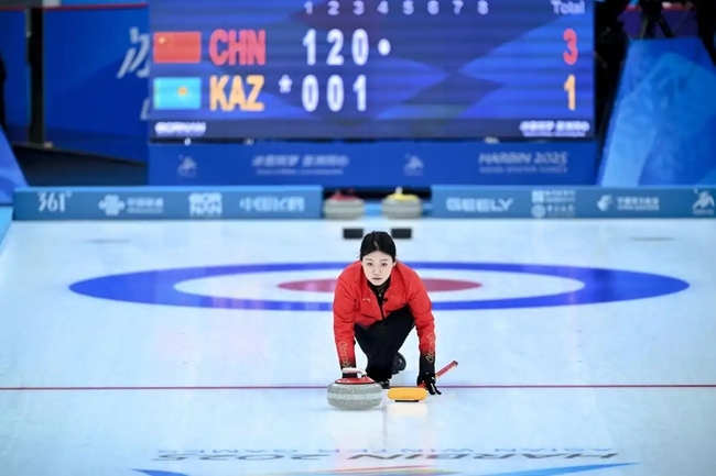 2月4日，中國(guó)隊(duì)選手韓雨在比賽中擲壺。新華社記者 江漢 攝