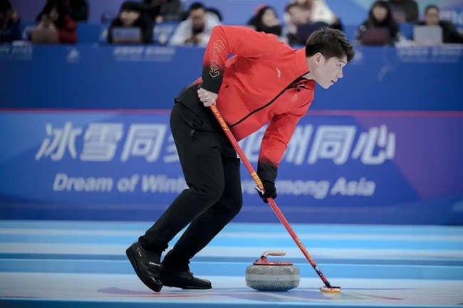 2月4日，中國(guó)隊(duì)選手王智宇在比賽中擦冰。新華社記者 江漢 攝