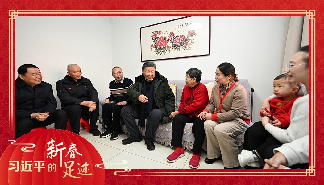 2025年1月23日，農(nóng)歷新年前夕，習(xí)近平總書(shū)記在遼寧沈陽(yáng)大東區(qū)長(zhǎng)安街道長(zhǎng)安小區(qū)考察時(shí)，走進(jìn)居民郎素蘭家中看望。