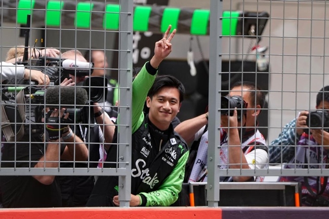 2024年4月19日，索伯車隊(duì)中國車手周冠宇（中）在練習(xí)賽前向觀眾致意。當(dāng)日，F(xiàn)1中國大獎(jiǎng)賽在上海開賽。中國車手周冠宇主場首秀參賽。新華社記者 夏一方攝