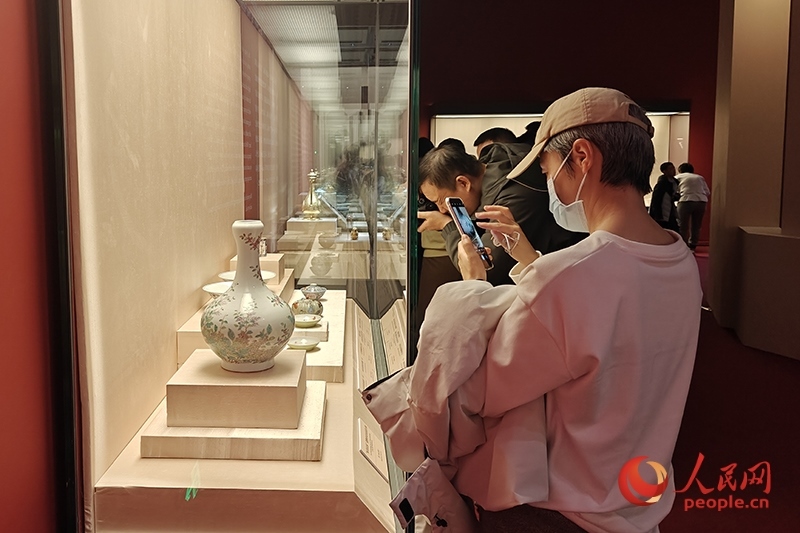 觀眾正在中國國家博物館參觀展覽。人民網(wǎng)記者 韋衍行攝