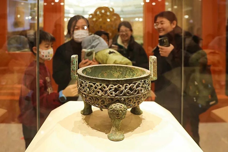 “尋蛇——藏在山西博物院里的蛇”展出的蟠蛇紋鏤空鼎。山西博物院供圖