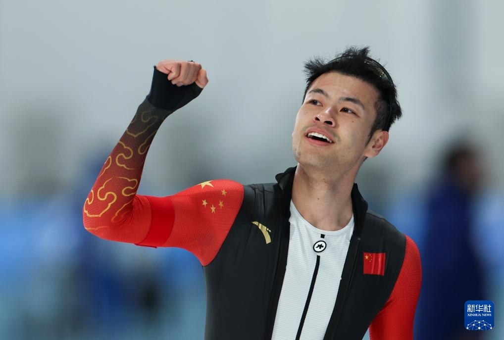 2月8日，寧忠?guī)r慶祝奪冠。新華社記者 王楷焱 攝