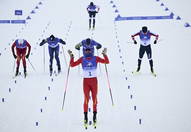 2月8日，王強(qiáng)（中）慶祝奪冠。新華社記者 張龍攝