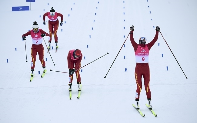 2月8日，李磊（右一）沖過(guò)終點(diǎn)后慶祝奪冠。新華社記者 張龍攝